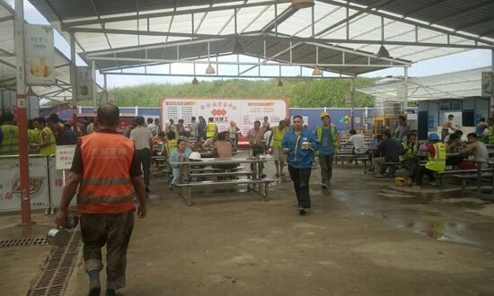 工地飯?zhí)贸邪? />
</p>
<p>
	每天做兩餐，20塊一天，一年除去節(jié)假日算300天，假設(shè)300個人一定會去吃飯，這樣你在這300個人中可以得到180萬的總銷售額。這是一個總數(shù)，成本可根據(jù)自身情況，及當(dāng)?shù)夭少徫飪r，資金計算出大概，就知道有多少利潤空間了。
</p>			</div>
			<!-- /content -->
			<div   id=